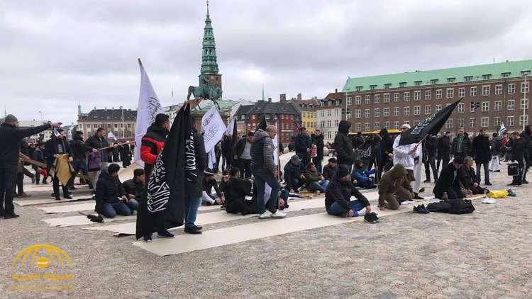 زعيم حزب يميني دنماركي متطرف يحرق نسخا من القرآن الكريم أمام مصلين!