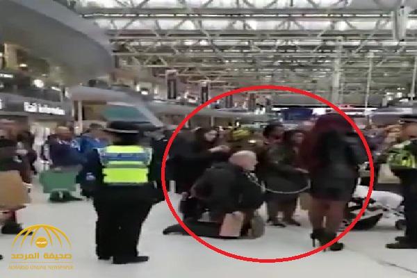 شاهد: امرأة تربط رجلا بسلسلة وتجره خلفها داخل مركز تسوق في بريطانيا!