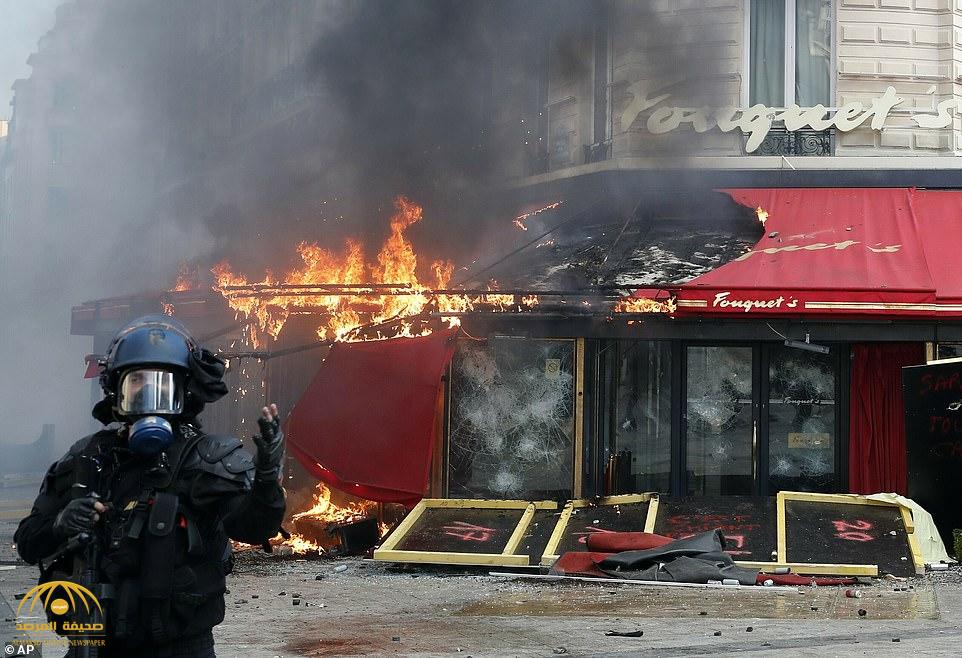 شاهد : متظاهرون فرنسيون يحرقون المركبات ويحطمون المحلات وسط شارع الشانزليزيه في باريس