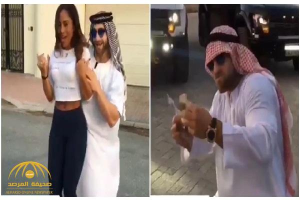 شاهد بالفيديو .. شاب يسخر من الخليجيين ويبذر الأموال على الفتيات في دبي !