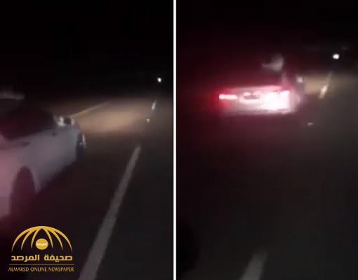 رُجِمَت مركبته بـ"الحجارة".. شاهد: سائق يوثق تعرُّضه لحادث غريب في الليل على طريق بتبوك