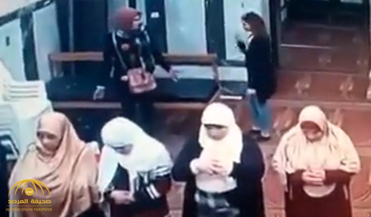 شاهد : سرقة امرأة مسنة أثناء صلاتها داخل مسجد في مصر