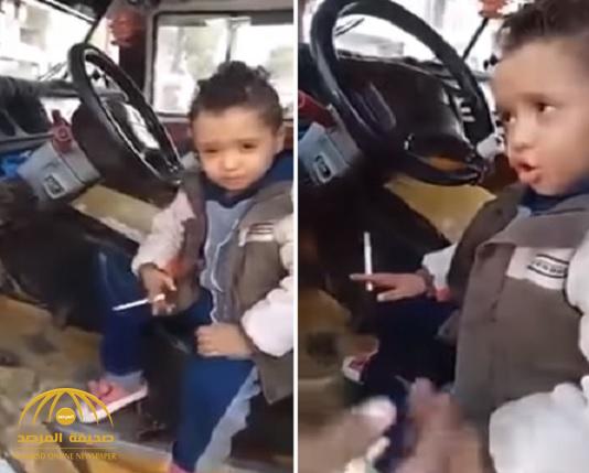 يدخن ويحمل سلاحًا أبيض.. شاهد: طفل عمره 3 سنوات يثير ضجة في مصر