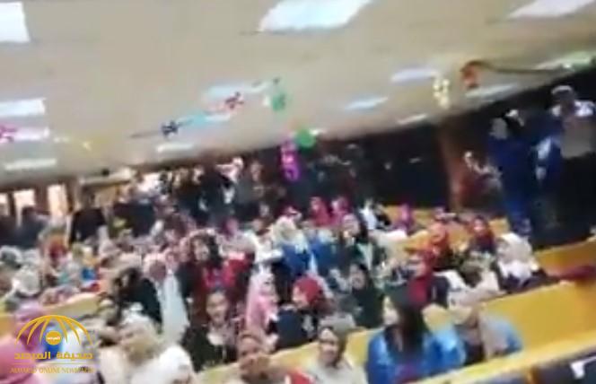 شاهد.. رقص جماعي لطلاب وطالبات داخل جامعة مصرية.. وقرار رسمي من إدارة الجامعة!