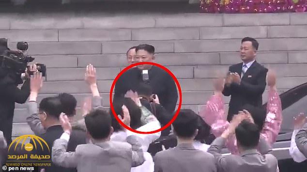 شاهد.. رئيس كوريا الشمالية  يطرد مصوره الموثوق به لحجب الجمهور عنه أثناء تصويره له لمدة 3 ثوان !