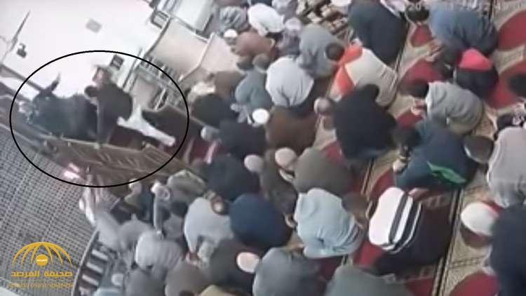 سبب  "غريب" وراء  اعتداء  مصلي على إمام مسجد في الإسكندرية  أثناء خطبة الجمعة!-فيديو