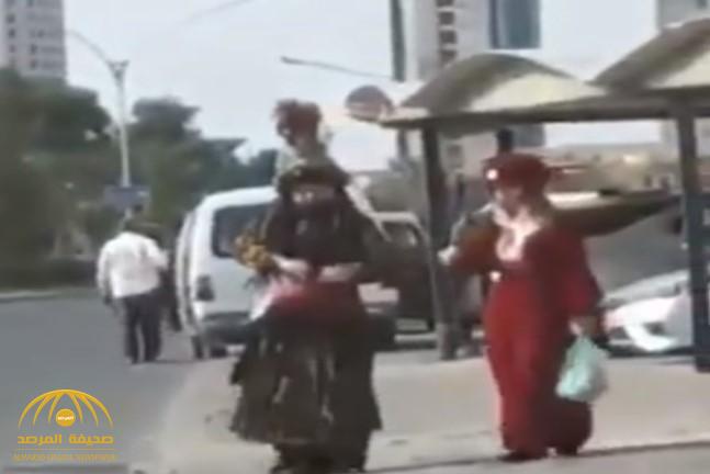 بالفيديو.. مشهد غريب لأتراك بشوارع الكويت.. ولهذا السبب يطلبون «بقشيش»!