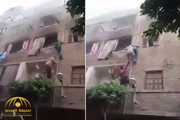 شاهد .. شاب مصري شجاع يتسلق المواسير وينقذ 3 أطفال من حريق