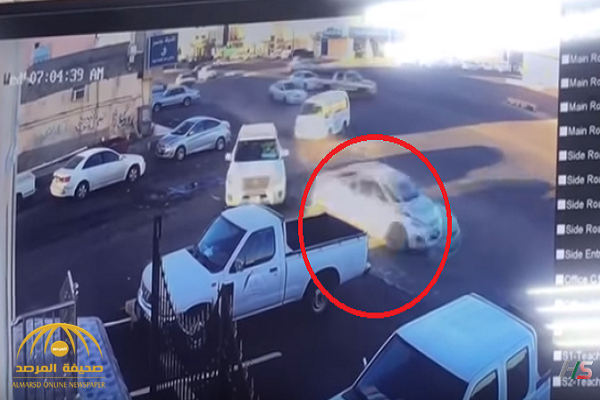 شاهد.. سائق يفقد السيطرة على "عجلة القيادة" وكاد يتسبب في كارثة بأحد شوارع الرياض!