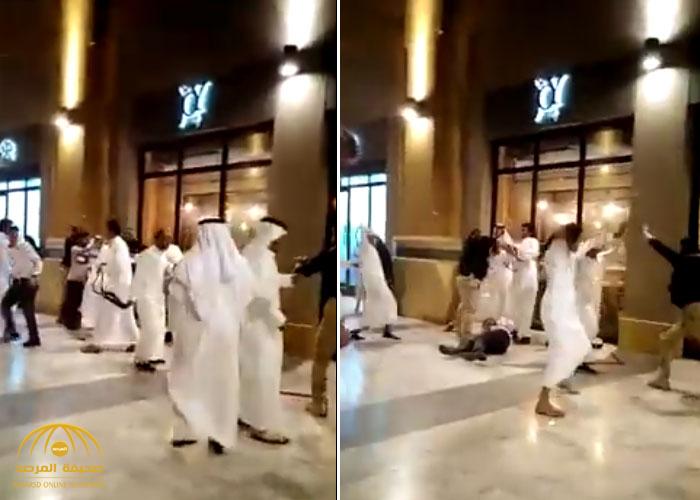 بالفيديو : "هوشة جماعية " داخل  مركز تجاري .. شاهد ..  مجموعة من الشباب يعتدون على حراس الأمن بالكويت  !