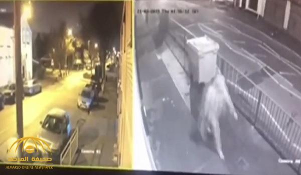 بالفيديو .. لحظة اعتداء جديد على مسجد في بريطانيا