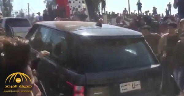 بالفيديو : شاهد  موكب محافظ نينوى يدهس 2 من أهالي ضحايا عبارة الموصل المنكوبة !