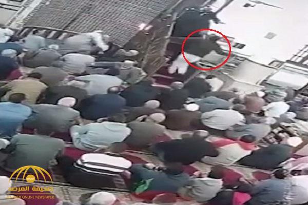 موقف غريب .. شاهد : إمام مسجد في مصر يركل شخص حاول الاعتداء عليه من على المنبر