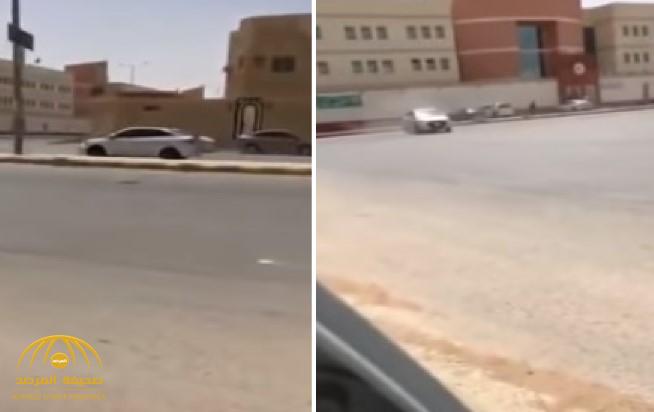 شاهد: مفاجأة صادمة لقائد مركبة أثناء ممارسة التفحيط في الرياض.. وضحك هستيري من موثق الفيديو!
