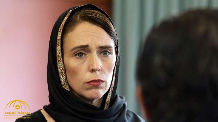 شاهد بالصور.. رئيسة وزراء نيوزيلندا تتحجّب تضامنا مع ذوي ضحايا المسجدين!