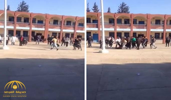 ساحة مدرسة في المغرب تتحوّل إلى حلبة مصارعة.. شاهد: طالب عاري يعتدي على معلمه بحركة قتالية مرعبة!