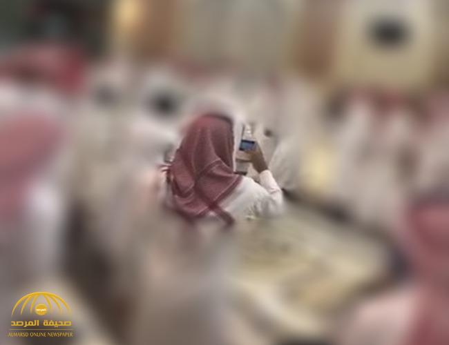 بالفيديو.. شاب يمازح صديقه في حفل زفافه بحركة "وسخة" .. ورد فعل غير متوقع من والد العريس!