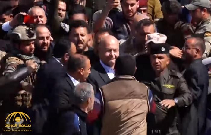 بالفيديو : الرئيس العراقي يتعرض لهجوم من محتجين غاضبين في الموصل والشرطة تتدخل لحمايته
