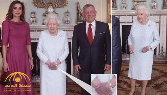 كشف سر اللون الغريب في اليد اليسرى لملكة بريطانيا!