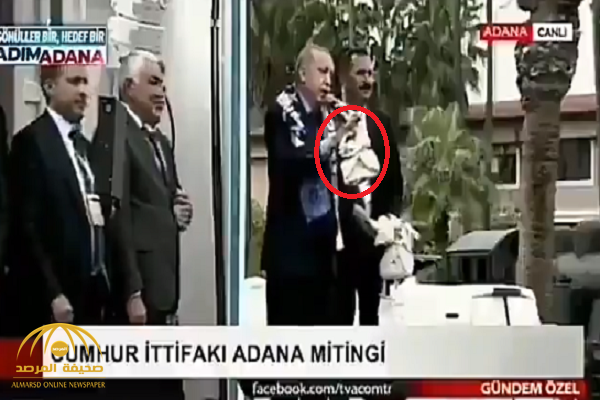 شاهد.. أردوغان يفاجئ أنصاره بتوزيع الشاي عليهم.. والجماهير تتشاجر وتثير غضبه!