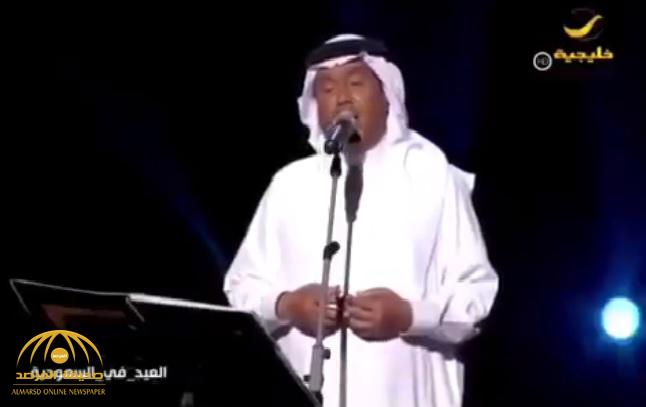 الجمهور انفجر في الضحك.. شاهد: الفنان محمد عبده يخرج عن نص أغنية بشكل فكاهي!