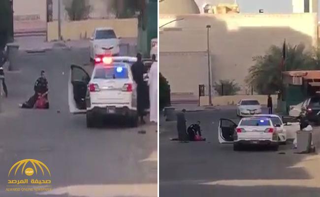 شاهد بالفيديو : رجل أمن كويتي يسيطر على شخص في وسط  شارع عام.. ويهدد بقتله!