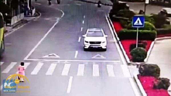 بالفيديو .. شاهد ردة فعل طفلة تجاه سائق توقف لها لتعبر الطريق