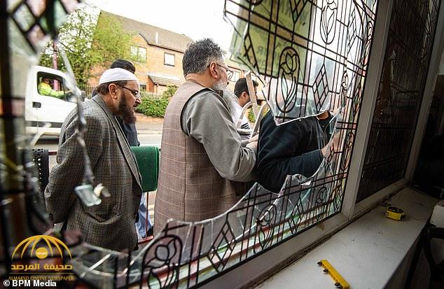 هجوم بمطارق وتكسير نوافذ .. شاهد : اعتداءات على 5 مساجد بريطانية