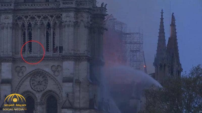 بعد شائعات تسببه في الحريق ... لقطة عالية الوضوع تحسم الجدل حول هوية الرجل أعلى كنيسة نوتردام