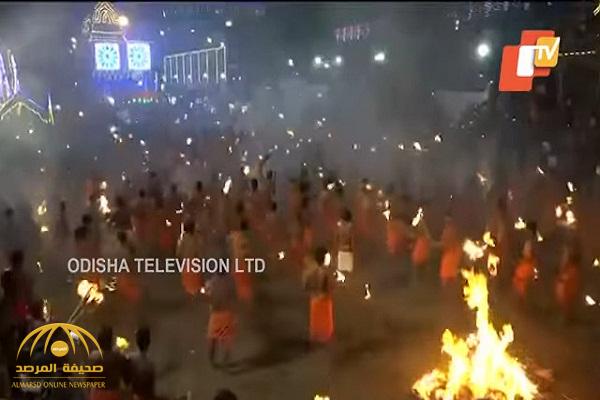 لإرضاء آلهتهم "دورجا".. هندوس الهند يتقاذفون بـ"كتل نارية" في مشهد غريب وعنيف (فيديو)