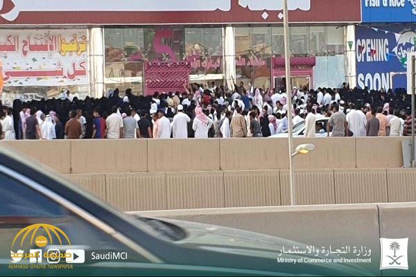 "التجارة" تغلق منشأة في الرياض شهدت زحامًا شديدًا وتدافعًا بين المتسوقين! - صور
