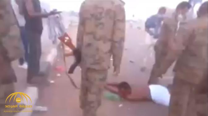 فيديو يرصد القبض على "قناص" أمام مقر "الدفاع" بالخرطوم