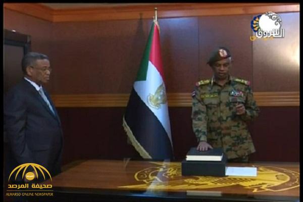 بعد الانقلاب على البشير .. شاهد : عوض بن عوف يؤدي القسم رئيسا للمجلس العسكري في السودان!