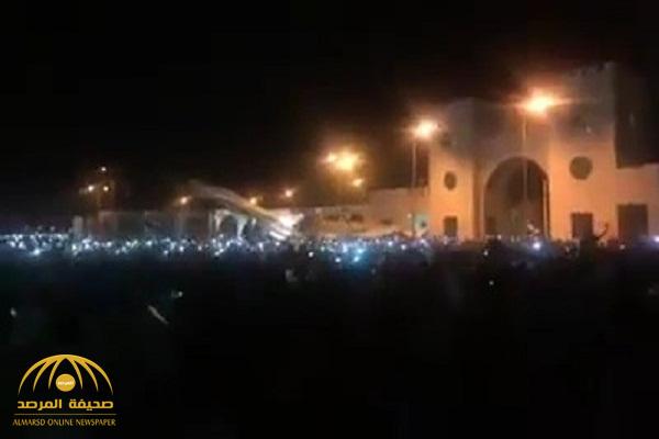 بالفيديو .. السودانيون يتحدون حظر التجول في ساعاته الأولى