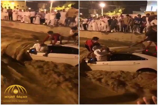 شاهد: مجموعة من الشباب يُنقذون قائد سيارة كاد أن يغرق وسط السيول الجارية بـ"الرياض"