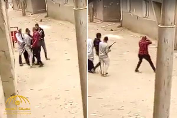 بالفيديو .. حرب شوارع بـ "الرشاشات" بين عائلتين في صعيد مصر