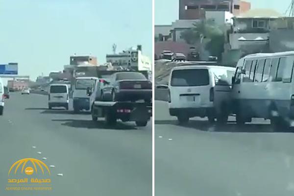 شاهد: كاميرا توثق لحظة "عناد وتحدي" وسط الطريق  بين سائقين لـ"حافلتي" نقل طلاب بجدة
