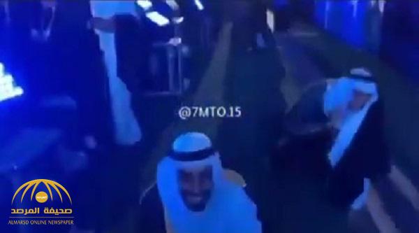 شاهد .. طلاب جامعة الملك سعود يحتفلون بتخرجهم على طريقة لاعب الهلال "غوميز" !