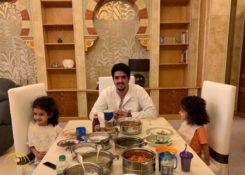 شاهد.. الأمير عبدالعزيز بن فهد "يلاعب" ابنتيه الجوهرة ولطيفة في قصره بالرياض!
