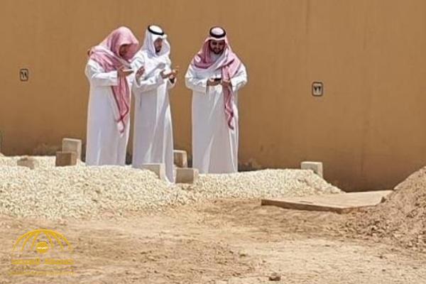 «صورة أبلغ من ألف كلمة» .. هكذا ظهر أبناء الأمير طلال بن عبد العزيز فوق قبره