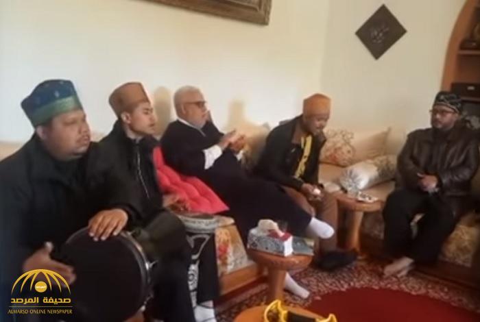 شاهد : رئيس الحكومة المغربية السابق يغني مع فرقة إندونيسية !