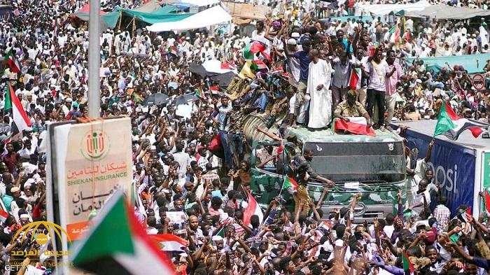 السودان.. مئات الآلاف يحتشدون حول مقر وزارة الدفاع