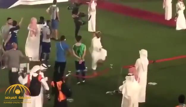 كيف برر  رئيس "الهلال" رفعه الحذاء تجاه الجماهير بعد خسارة فريقه لقب البطولة العربية !