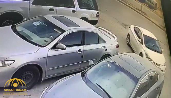 شاهد .. كاميرا مراقبة توثق سرقة سيارة في وضح النهار بالرياض في 40 ثانية