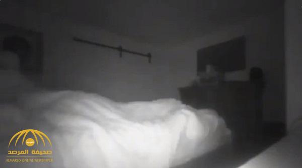 بالفيديو : أمريكي يضع كاميرا لمراقبة سريره ليلاً .. وعند مشاهدة التسجيل كانت الصدمة !