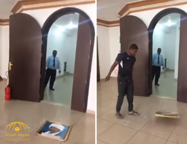 بالفيديو: شاهد.. تحطيم صورة البشير داخل السفارة السودانية بالكويت! ‎