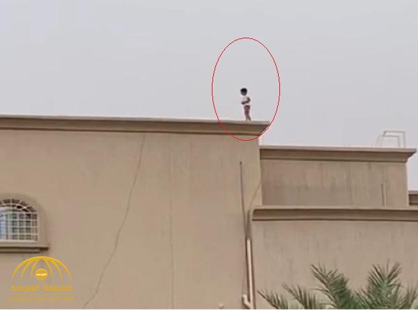 ‏في مشهد مُروِّع.. شاهد : مواطن يوثق تجول طفل على حافة سطح شقق سكنية في  ⁧‫عنيزة