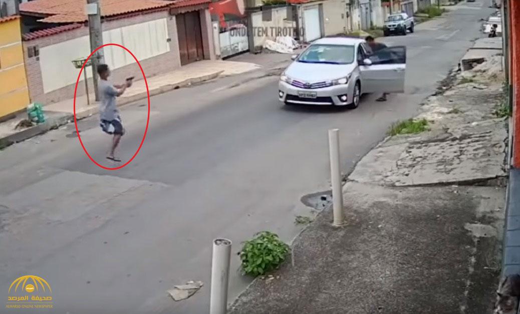 شاهد : مشهد غريب.. لص بـ"ساق واحدة" يسرق سيارة ويدخل في مواجهة مسلحة مع الشرطة !
