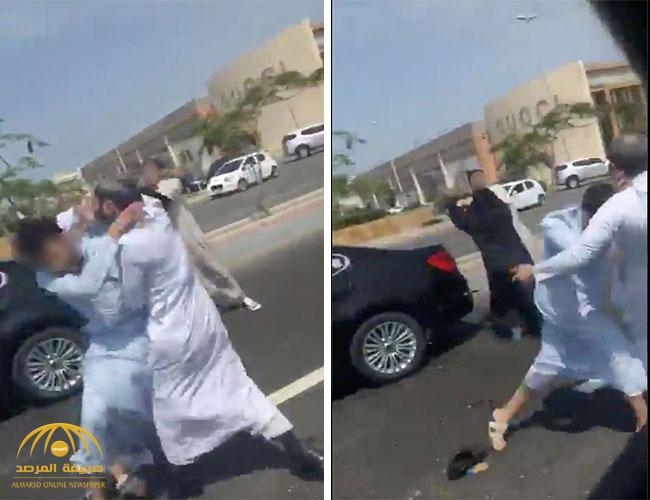 بالفيديو :  مشاجرة بالأيدي بين امرأة مسنة وشاب وسط طريق عام بجدة