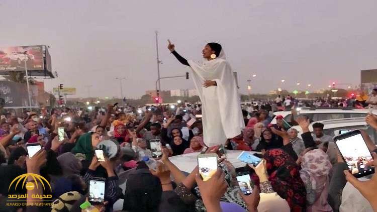 من هي "حبوبتي كنداكة" التي ألهبت الشارع السوداني.. ووصفت بـ" تمثال الحرية"؟